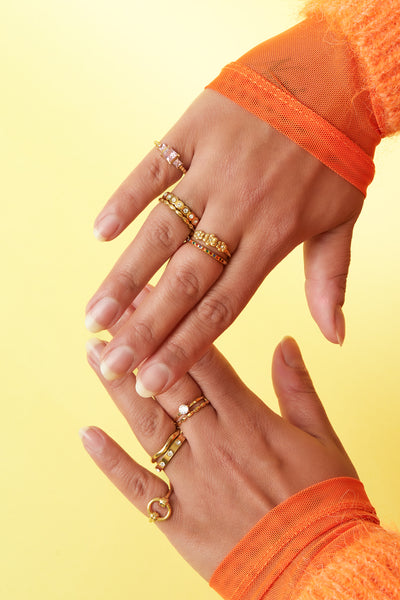Ring met madeliefjes en steentjes