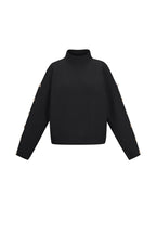 Trui met knopen op de mouwen